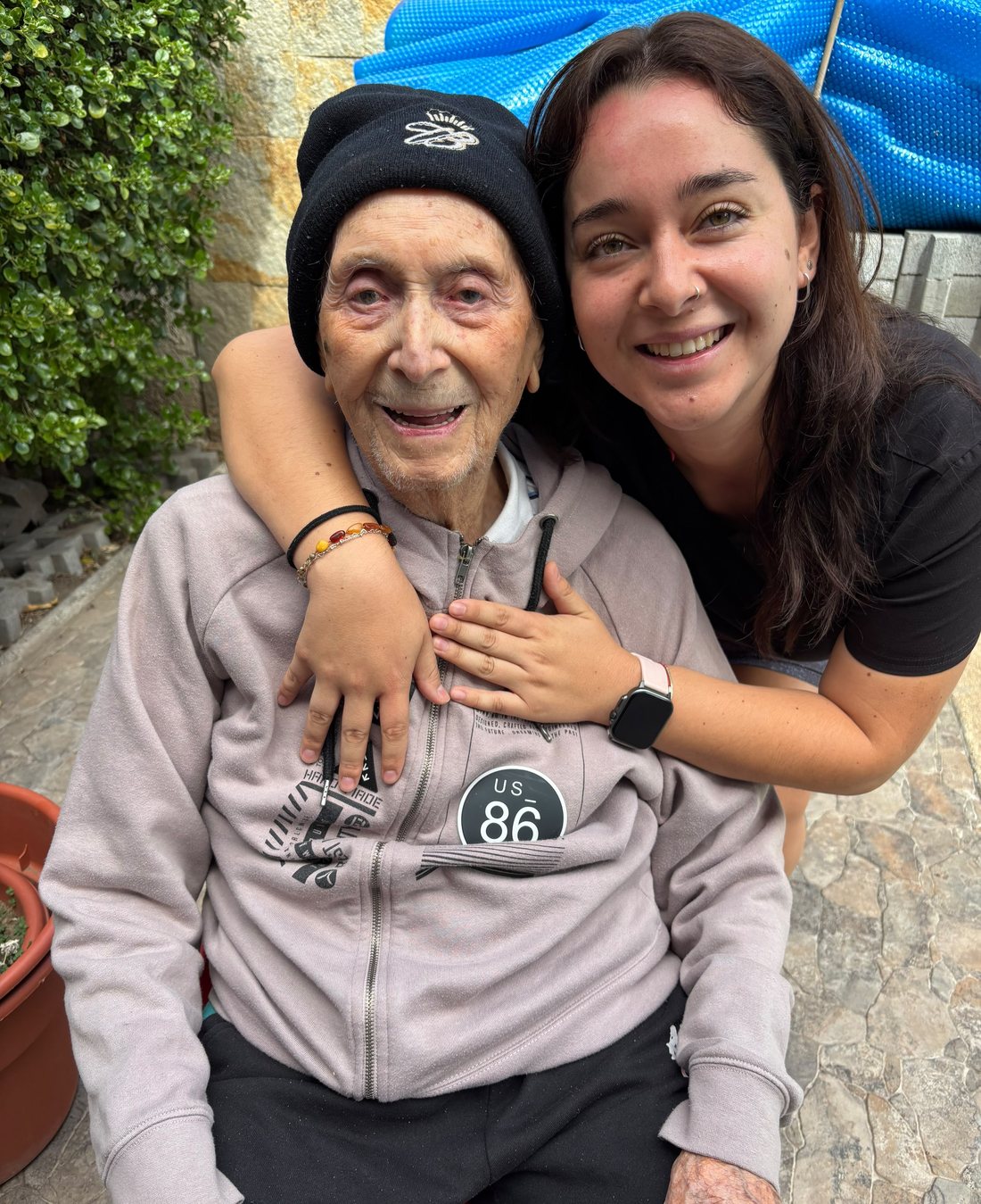 Momento de cercanía entre un profesional de Vínculo Senior y una persona mayor